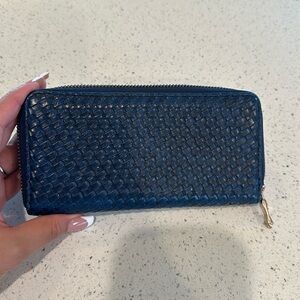 Non brand Navy blue wallet ( used excelente condition) plz refer to pictures